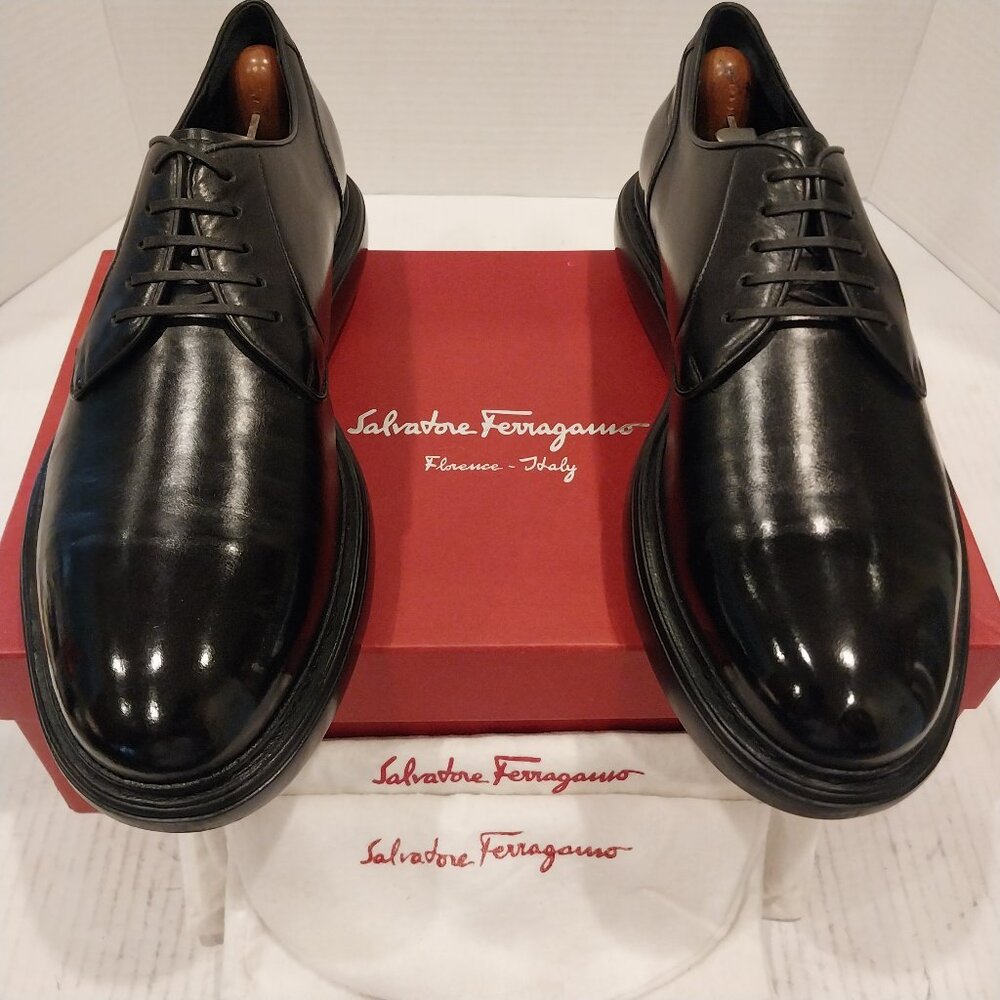 SALVATORE FERRAGAMO men's size 8.5 D black Derby.